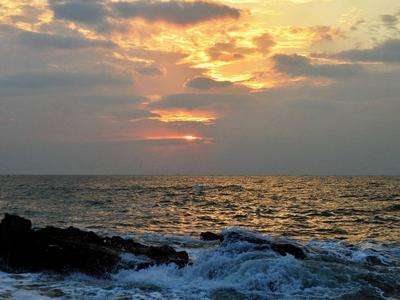 穿透云层，越过阴霾，青岛的日出你见过没