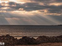 有种穿云而过的光，给青岛前海加上了特效