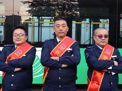 登上观海客户端后又获新荣誉，这三名公交司机获评“青岛巴士最美员工”