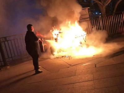 太惊险！回家路上见火情，青岛一辅警英勇施救，避免火势蔓延