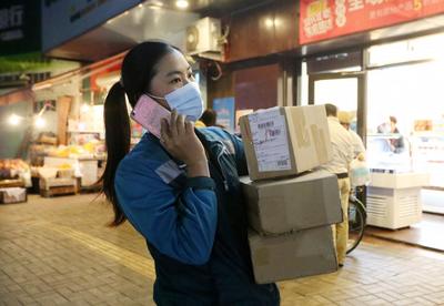 送快递的“女汉子” 朝六晚九在路上