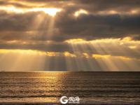 有种穿云而过的光，给青岛前海加上了特效