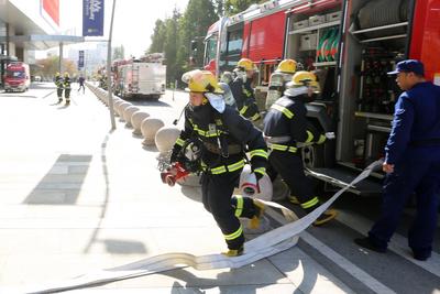 商场突发火灾怎么办？就让这场消防演练来告诉你！