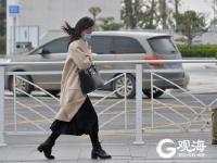 冷！青岛街头羽绒服、皮大衣“抢戏”