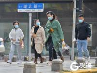 冷！青岛街头羽绒服、皮大衣“抢戏”