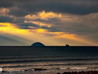 有种穿云而过的光，给青岛前海加上了特效