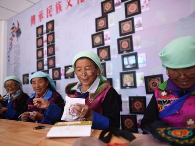 天天学习丨泥泞中走来的特殊客人