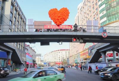 台东八路，两千只气球挂天桥，发生了啥？