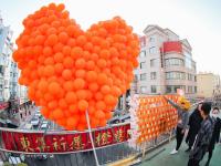 台东八路，两千只气球挂天桥，发生了啥？