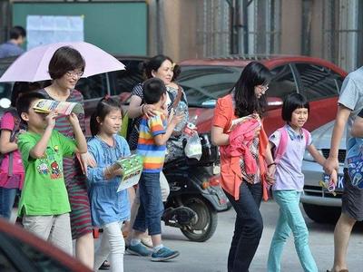 3年内10余省份“叫停”！家长批改作业，能否给家长减负？