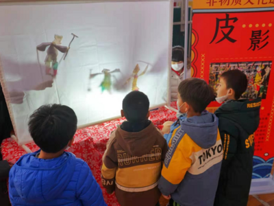   皮影、糖人、泥老虎、舞狮 孩子们看花了眼