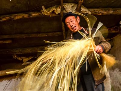 刮篾子、编隔子、挑席子...鲜艳夺目的红席是什么做的？