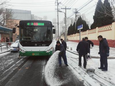 我推你开，送你上班! 岛城连夜降下雨雪 公交积极迎战
