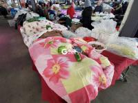 寒冬中，蔬菜“藏”在棉被毛毯下面卖