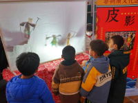   皮影、糖人、泥老虎、舞狮 孩子们看花了眼