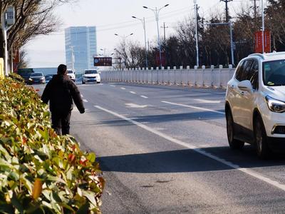 “科苑经四路”公交车站人行道两头被完全堵住，人走车道挺危险！