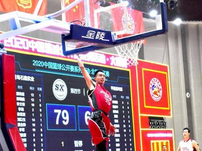 中国篮球公开赛大区赛在青落幕，青岛队坐拥主场之利，勇摘北区冠军