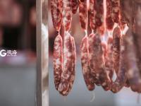 馋了吗？青岛街头巷尾香肠开晒！