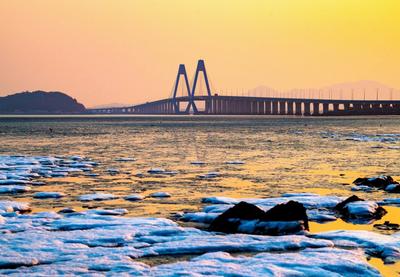 寒潮来袭，丁字湾大桥下海水结冰了！