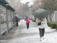 风雪寒潮天气，市民慢慢行