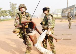 中非部分地区发生武装交火：4家中国私营矿企被抢，数百中国公民撤出