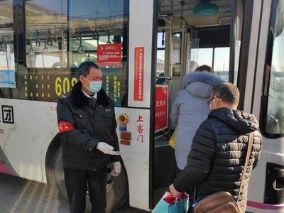 不让乘客多挨一分冻！青岛这些公交提前暖车、进站，你被温暖过吗？
