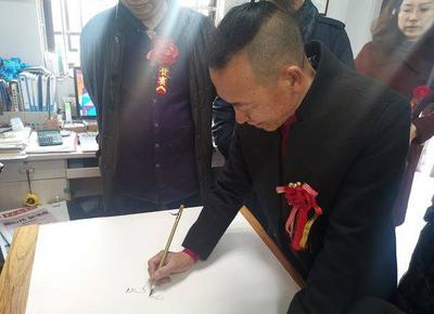 让传统元素跃然纸上 农民画师兰学师个人画展举办