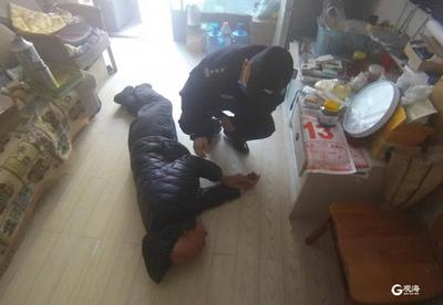 饭在灶上烧煳了，88岁独居老人晕倒客厅，危急时刻……