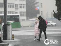 风雪寒潮天气，市民慢慢行