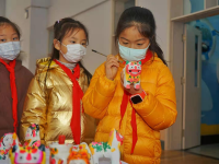   皮影、糖人、泥老虎、舞狮 孩子们看花了眼