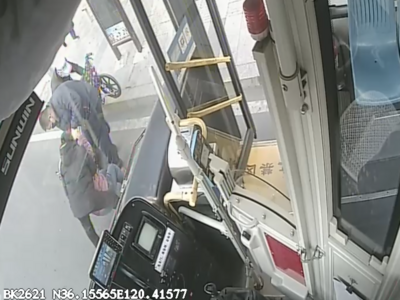 青岛公交站上暖心一幕：老人摔倒众人扶，这个冬天很温暖！