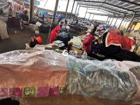 寒冬中，蔬菜“藏”在棉被毛毯下面卖