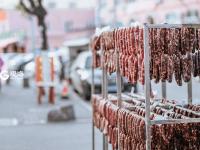 馋了吗？青岛街头巷尾香肠开晒！