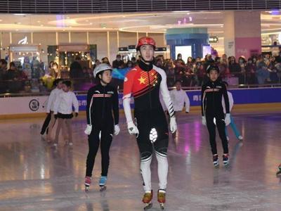 与奥运冠军共舞，点燃冰雪激情！岛城小冰迷与武大靖共赴“冰雪之约”