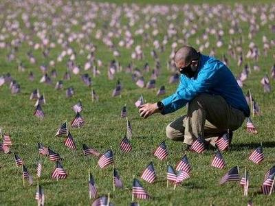 还是到了这一天！美国死于新冠病毒人数超过其二战战死人数