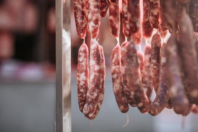 馋了吗？青岛街头巷尾香肠开晒！