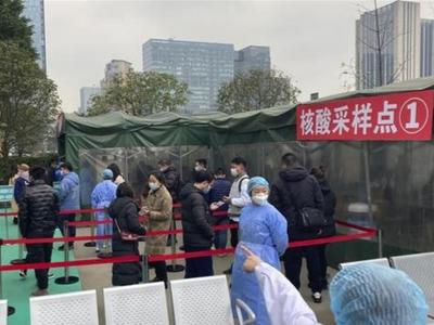 成都市郫都区郫筒街道菠萝社区中铁奥维尔二期、三期升级为中风险地区