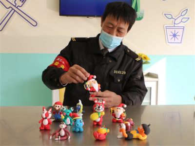 圣诞老人、大雄、蓝精灵都来了！青岛这个公交车厢的温暖服务安抚孩童心