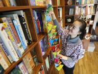 走！跟着这位姑娘走进立体书的“折叠世界”