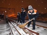 “雪窝子”迎来大雪 铁路人连夜战风雪
