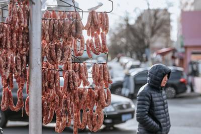馋了吗？青岛街头巷尾香肠开晒！