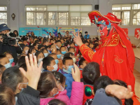   皮影、糖人、泥老虎、舞狮 孩子们看花了眼