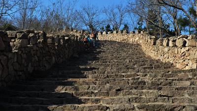 “冬游西海岸”，市民打卡齐长城