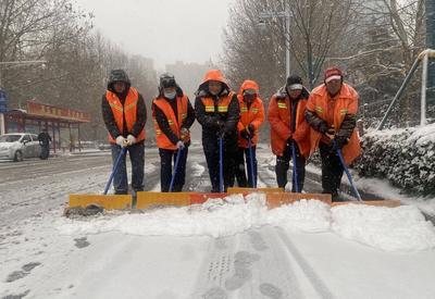 600余名除雪工作人员全员上岗 胶州“除雪铲冰”保障市区道路畅通