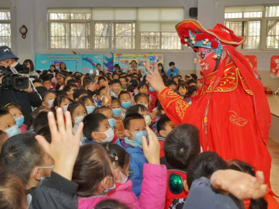   皮影、糖人、泥老虎、舞狮 孩子们看花了眼