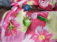 寒冬中，蔬菜“藏”在棉被毛毯下面卖