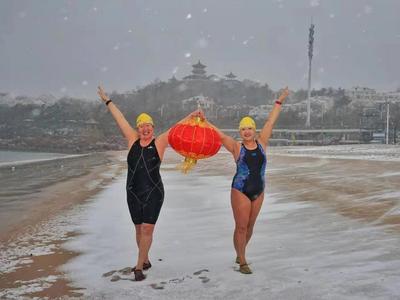 看着就冷！冬泳爱好者“笑傲”冰水