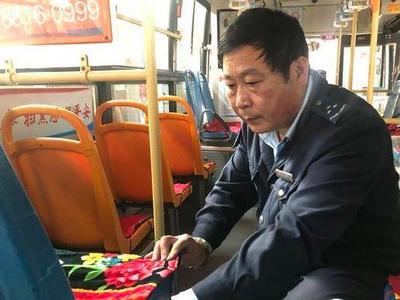 温暖冬日车厢！青岛巴士司机和爱人亲手缝制爱心坐垫