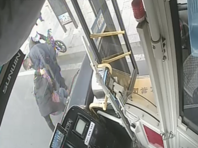 青岛公交站上暖心一幕：老人摔倒众人扶，这个冬天很温暖