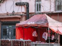 馋了吗？青岛街头巷尾香肠开晒！